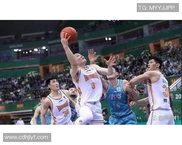 南部鲨鱼与流浪者的激烈对决揭示了球队实力与战术的较量